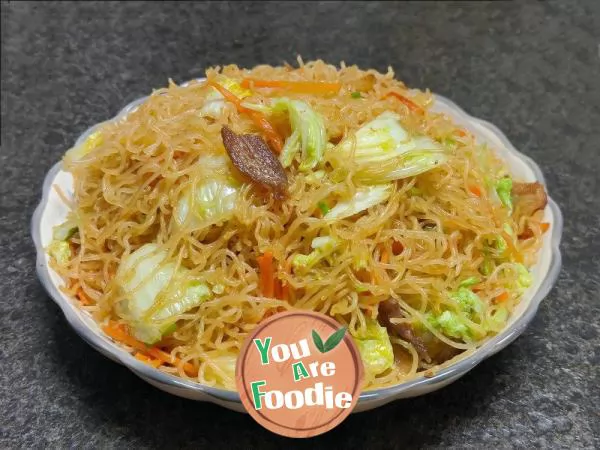 Fried Rice Noodles with Pork and Cabbage