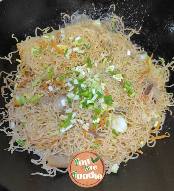 Fried Rice Noodles with Pork and Cabbage