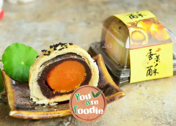 Fried egg yolk with red bean paste