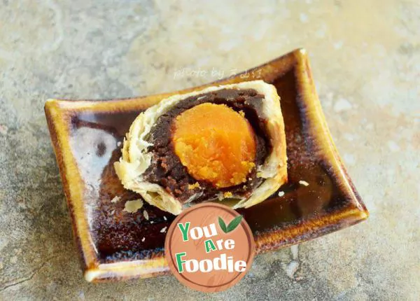 Fried egg yolk with red bean paste