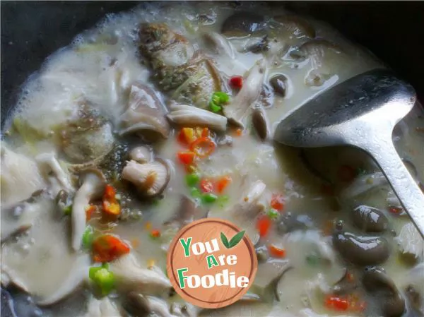 Nourishing face, brain and intelligence - crucian carp and mushroom soup