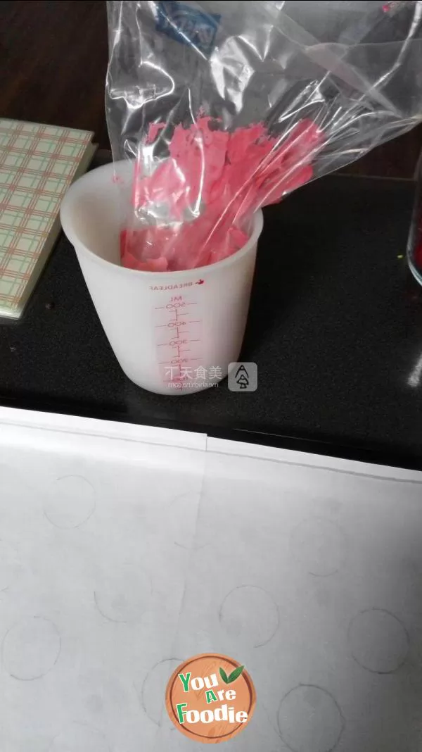 Strawberry macarone lollipop