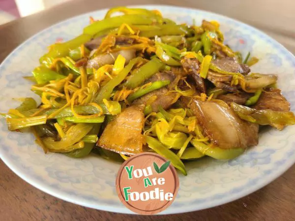 Stir fried Twice cooked pork with Hemerocallis citrina and green pepper