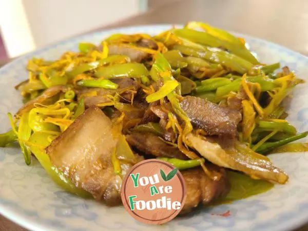 Stir fried Twice cooked pork with Hemerocallis citrina and green pepper