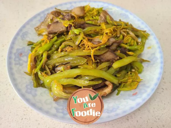 Stir fried Twice cooked pork with Hemerocallis citrina and green pepper