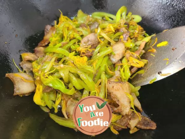 Stir fried Twice cooked pork with Hemerocallis citrina and green pepper