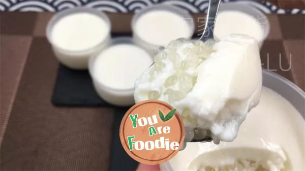 Coconut flavored rice pudding combines the delicacy of coconut and sago, creating a fresh and rich delicacy.