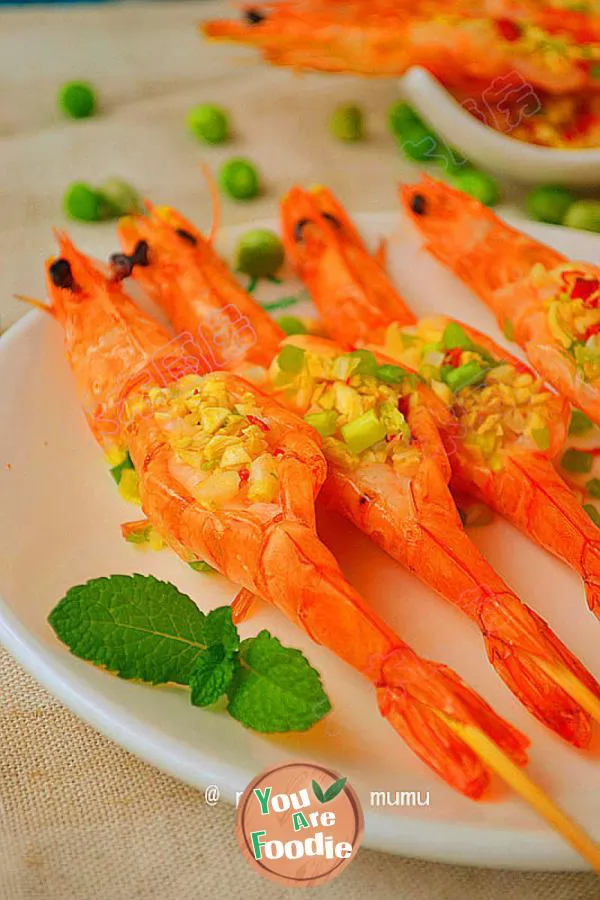 Fried shrimps with minced garlic