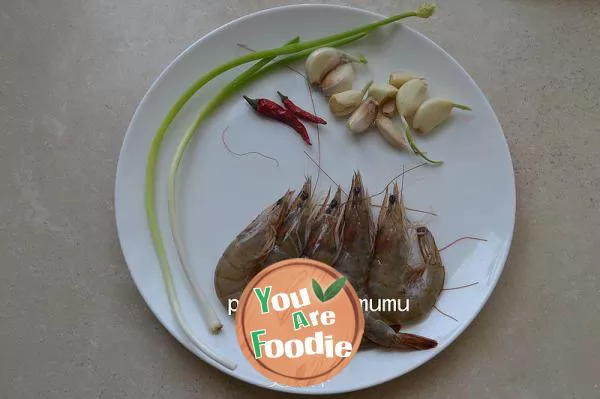 Fried shrimps with minced garlic