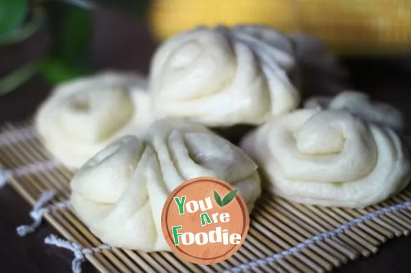 Steamed buns with corn juice flavor