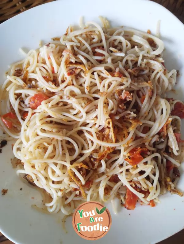 Fried noodles with tomatoes