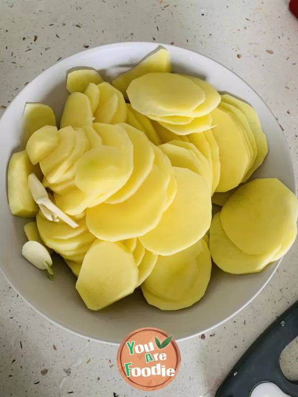 Stir fried potato slices with spicy cabbage