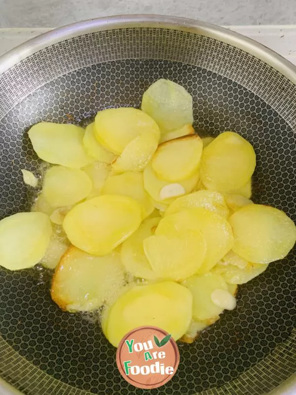 Stir fried potato slices with spicy cabbage