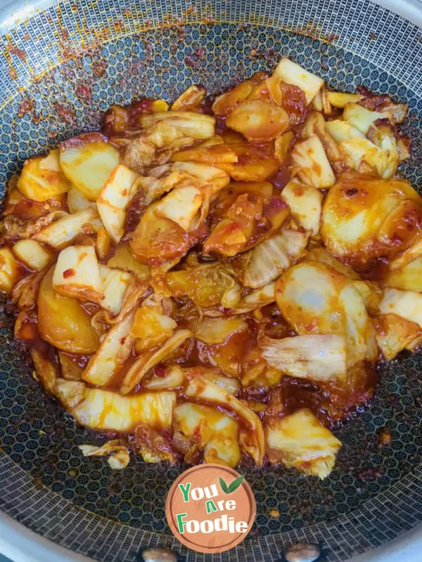 Stir fried potato slices with spicy cabbage