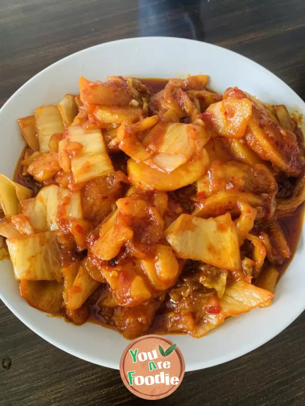 Stir fried potato slices with spicy cabbage