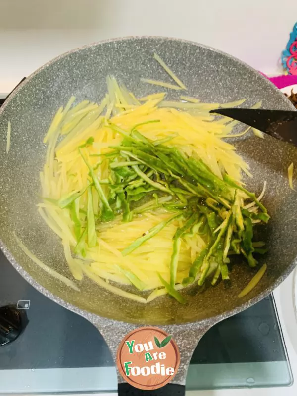 Shredded potato with green pepper