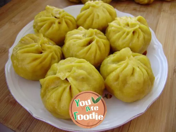 Healthy staple food -- steamed stuffed buns with pumpkin noodles