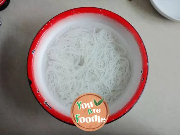 Boiled rice noodles with stinky tofu