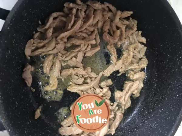 Fried shredded pork with mushrooms and chili