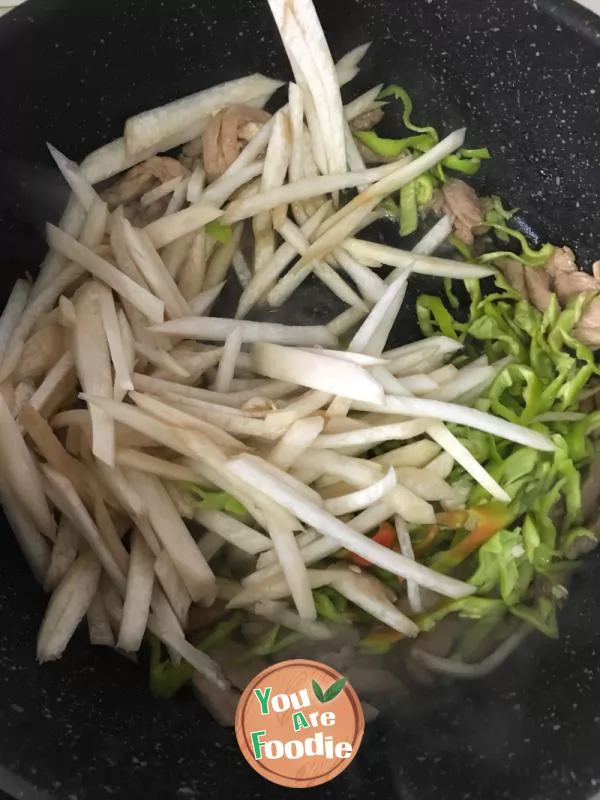 Fried shredded pork with mushrooms and chili
