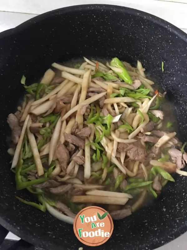 Fried shredded pork with mushrooms and chili