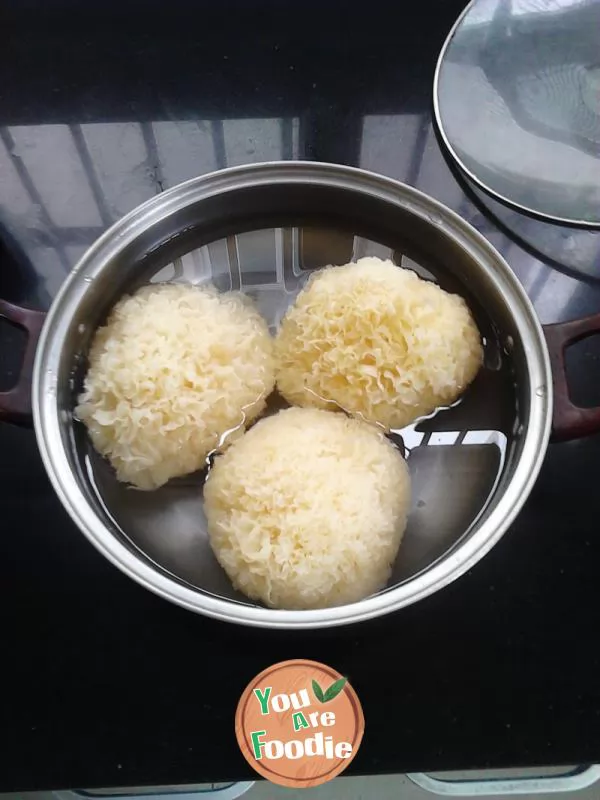 Stewed Tremella with peach glue in rice cooker