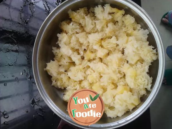 Stewed Tremella with peach glue in rice cooker