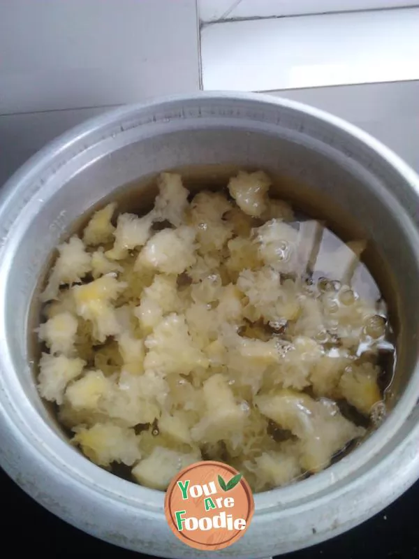 Stewed Tremella with peach glue in rice cooker