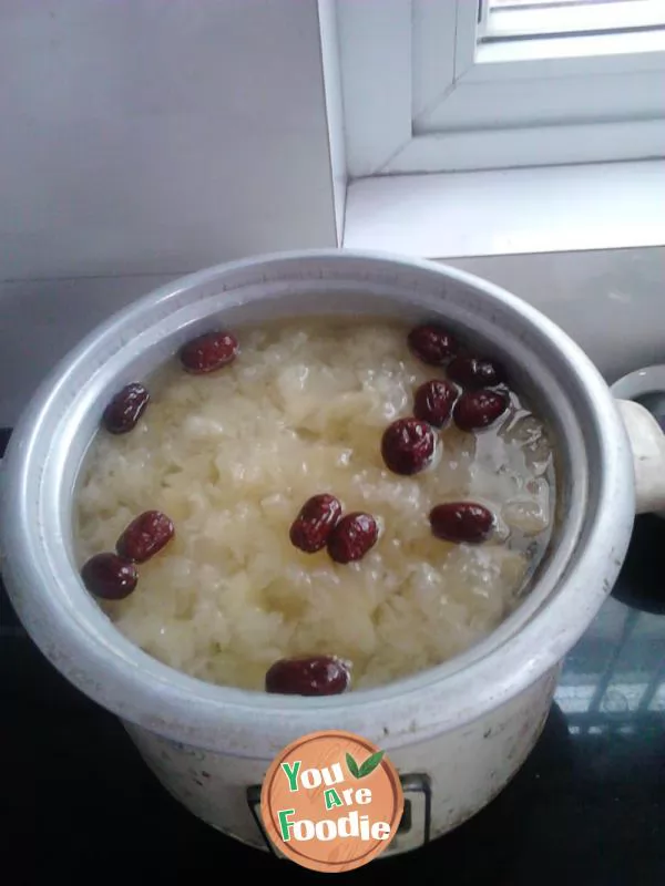 Stewed Tremella with peach glue in rice cooker