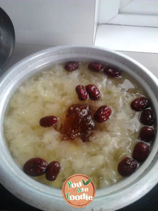 Stewed Tremella with peach glue in rice cooker