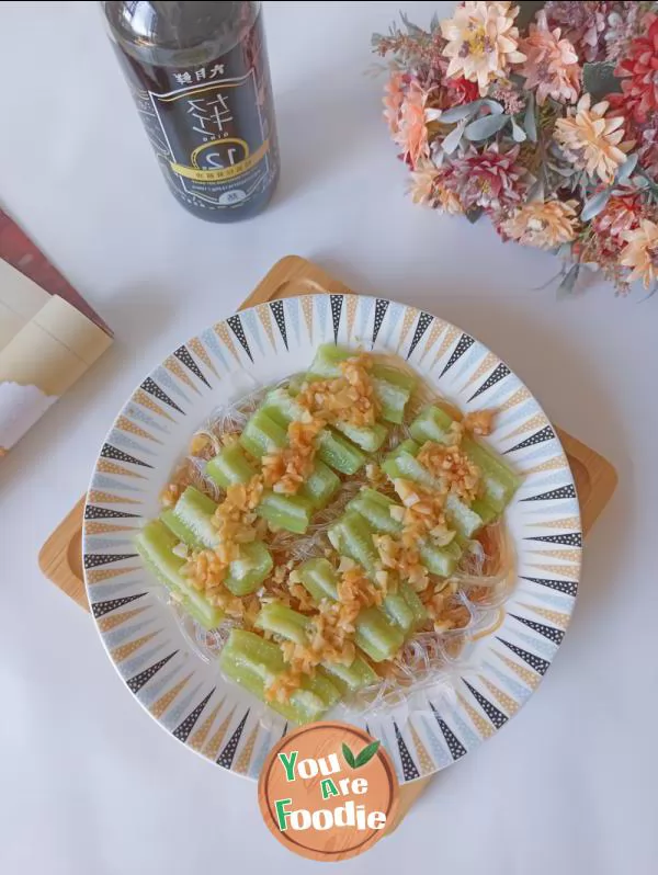 Steamed loofah with minced garlic and vermicelli