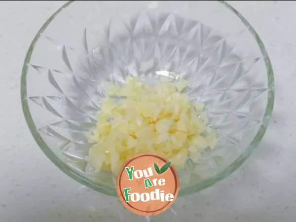 Steamed loofah with minced garlic and vermicelli