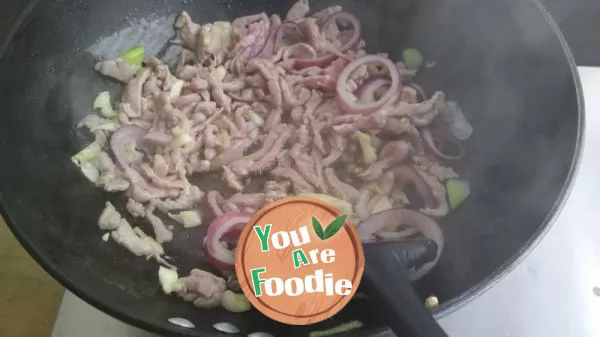 Braised noodles with shredded pork