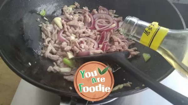 Braised noodles with shredded pork