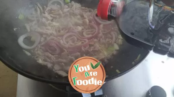 Braised noodles with shredded pork