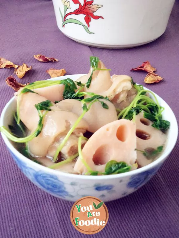 Pig's feet soup with fresh lotus root and bean sprouts