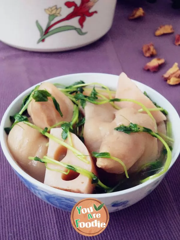 Pig's feet soup with fresh lotus root and bean sprouts