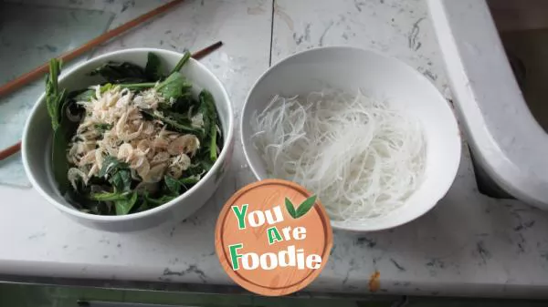 Spinach, shrimp and vermicelli soup