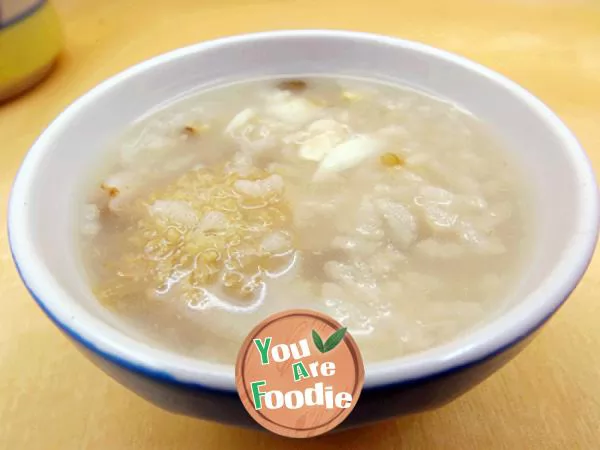 Congee-with-mung-bean,-Lily-and-chrysanthemum