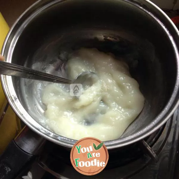 Steamed bread in condensed milk soup