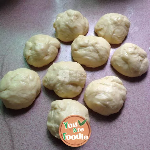 Steamed bread in condensed milk soup