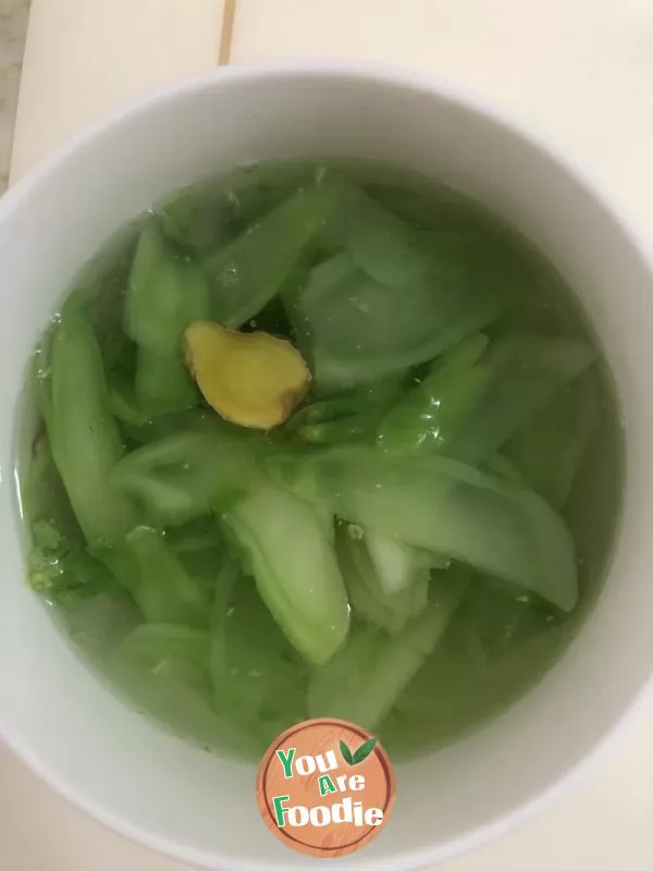 Boiled baby cabbage slices in clear water