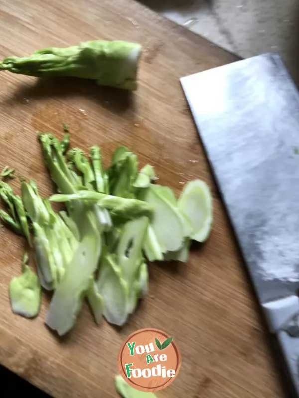 Boiled baby cabbage slices in clear water