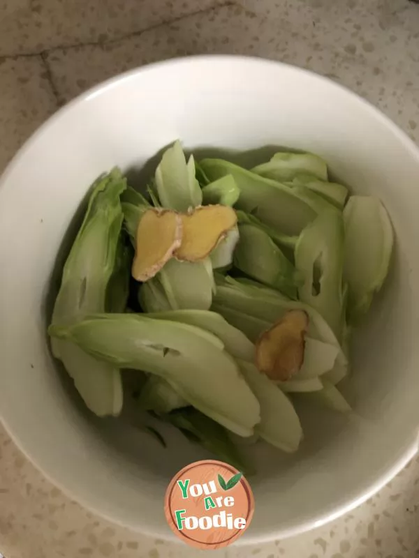 Boiled baby cabbage slices in clear water