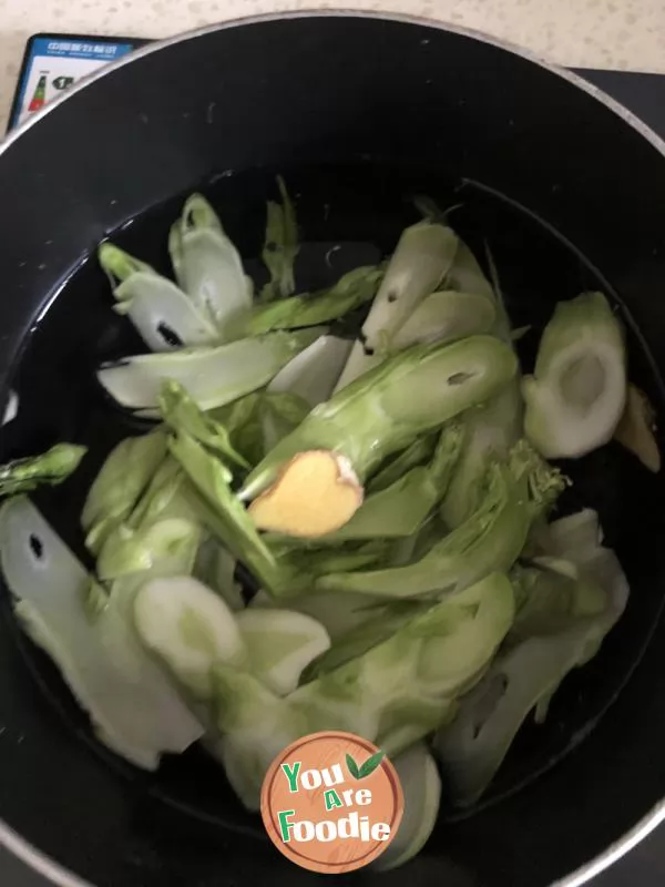 Boiled baby cabbage slices in clear water