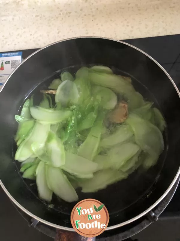 Boiled baby cabbage slices in clear water