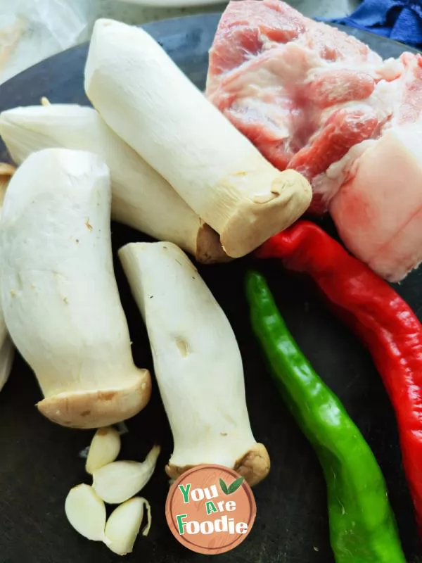 Fried meat with Pleurotus eryngii