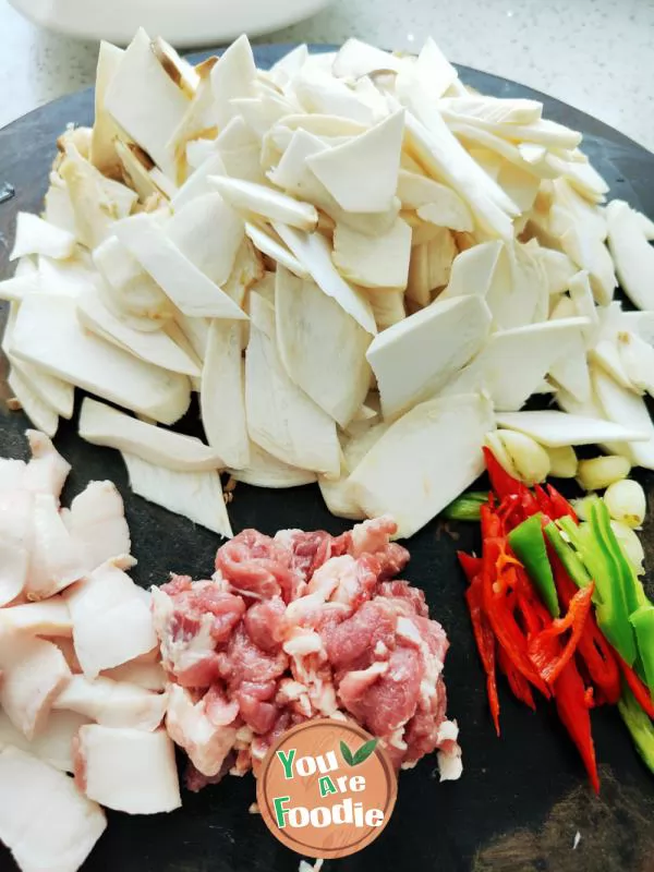 Fried meat with Pleurotus eryngii