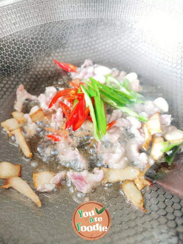 Fried meat with Pleurotus eryngii