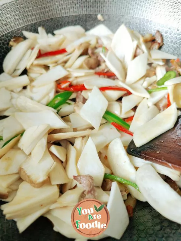 Fried meat with Pleurotus eryngii